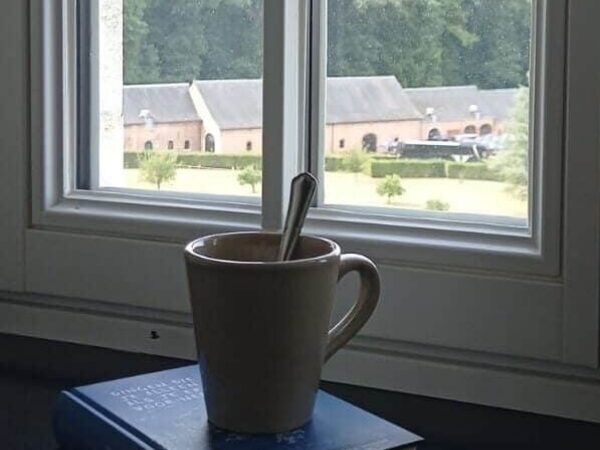 Kop koffie en boek in Abdij Averbode